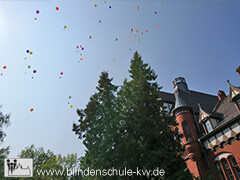 Schulfest 2018 - Luftballons steigen in den Himmel