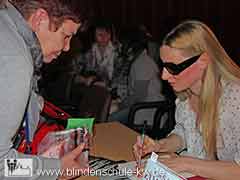 Joana Zimmer signiert ihr Buch in der Blindenschule KW