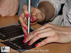 Joana Zimmer signiert ihr Buch in der Blindenschule KW