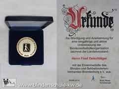 Urkunde und Medaille des Blinde-und-Sehbehinderten Verbandes Brandenburg