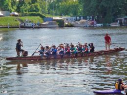 Paddeln in einem inklusiven Paddelboot