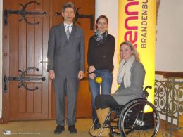 Kirsten Bruhn, Stefanie Brockhausen und Schulleiter Fred Oelschläger (v.r.n.l)