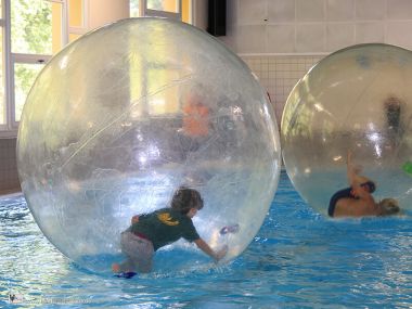 Schulfest 2018 - riesige Wasserbälle im Schwimmbad