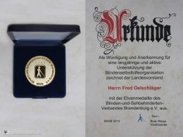 Urkunde und Medaille des Blinde-und-Sehbehinderten Verbandes Brandenburg